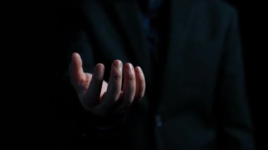 İş adamı, tahminsel büyük veri modellerinden gerçek zamanlı analizlere uzanan eğilimleri ve görüşleri ortaya çıkarmak için veri analizlerini derinlemesine inceleyerek, veri güdümlü kararların analitik endüstrileri UUID 'ye nasıl yönlendireceğini öğrenir