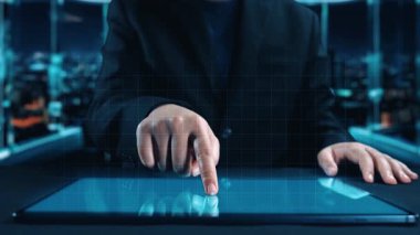 İş adamı iş büyümesi için ölçümleri değerlendirir, genişleme hedefleri koyar. İnovasyon ve strateji 2025 yoluyla sürekli iş büyümesini teşvik etme hakkında görüşler. Kullanıcı Kimliği