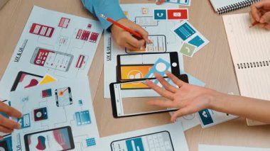 Mobil uygulama ya da web sitesi için kullanıcı arayüzü prototipi planlayan şirket çalışanlarının en iyi görünüm videosu. UX UI tasarımcı beyin fırtınası kullanıcı dostu arayüz planı. Sinerjik