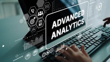 Modern Bilgisayar Ekranında Gelişmiş Analiz Teknolojisi ile Çalışan Profesyonel Eller Veri Görselleştirme Grafiklerini Gösteriyor. Asemptotik akıllı veri analitiği.