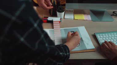 Kırtasiye ve bilgisayar ile ilgili planlama ve organize etme, takım çalışması ve üretkenliği vurgulayan dinamik işbirlikçi çalışma alanı. SACTR