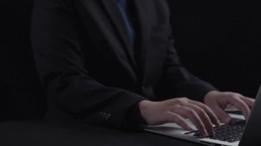 Eller, modern teknoloji odaklı dünyada eğitimin önemini vurgulayan, bilgi ve başarı sembolleriyle çevrili dijital bir mezuniyet şapkası sunuyor. Dörtgen