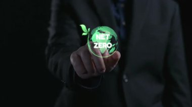 Yeşil bir gezegenin görsel temsili, gelecek nesiller için sürdürülebilir uygulamaları ön plana çıkaran, sıfır emisyonlara yönelik bir bağlılığı sembolize ediyor. Dörtgen