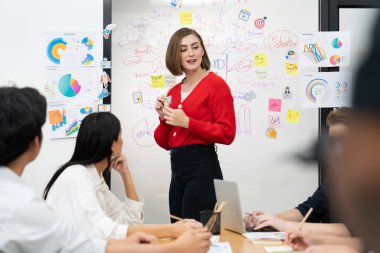 Genç ve güzel lider pazarlama stratejisini sunarken, uzman yatırımcı ve proje yöneticisi de şirket kurma toplantısında iş performansını analiz etmek için konferans veriyor. Tertemiz..