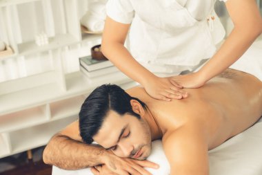 Kafkas erkek müşteri stres önleyici spa masajının keyfini çıkarıyor ve lüks otel veya oteldeki gündüz açık hava ortamında güzellik derisi eğlencesi ile şımartıyor. Sessiz.