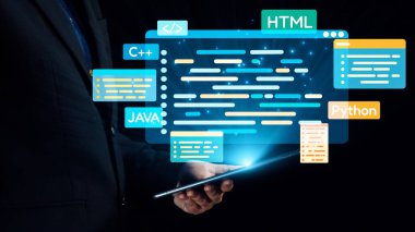 Dinamik dijital kod ve programlama dili elemanlarıyla çevrili bir iş adamı elinde bir tablet tutarak yenilikleri ve teknolojik çözümlerin geleceğini sembolize ediyor. Dörtgen