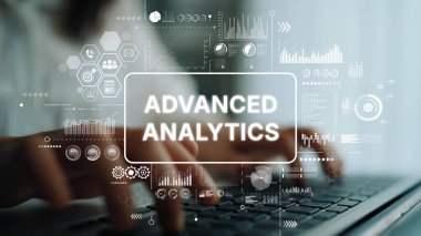 Modern Çalışma Alanında Veri Görselleştirme ve Eller Klavyede Gelişmiş Analitik Kavram. Asemptotik akıllı veri analitiği.