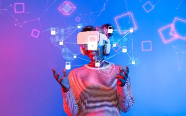 Bir kişi sanal gerçeklik kulaklığı kullanıyor, küresel siber güvenliği ve bağlantıları sembolize eden dijital elementlerle etkileşime geçiyor, iş dünyasındaki teknolojinin geleceğini gösteriyor. XDMCP