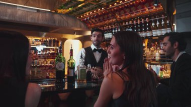 Dumanlı, klasik kokteyl içmiş çift ile VIP müşterilere özel içki servisi yapmak güzel kokuyor. İçki tezgahının lüks barında akıllı barmenlerin açtığı viski kokteyli. Vinosity.