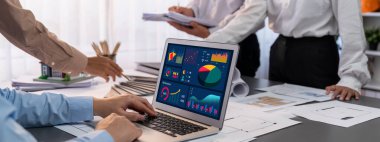 İç mimar tasarımcı grubu, daha kesin tasarım için planlar ve dizüstü bilgisayar ekran mimari yazılımı üzerinde birlikte tartışıyorlar. Modern ev tasarımı ve yenileme. İçgörü