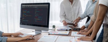 Uygulama ve program kodlaması için bilgisayar ekranında yazılım geliştirme programlama