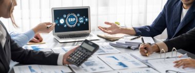 İş zekası ve veri analizi kavramı. Analizci ekibi laptop ekranında finansal veri analizi üzerinde çalışıyor. Etkili iş stratejik planlama için pazarlama göstergesi olarak. İçgörü