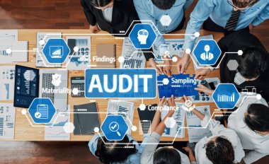 Çağdaş bir ofiste çeşitli bir ekip, uyum sağlamak ve verimliliği artırmak amacıyla mali raporları ve veri görselleştirmelerini gözden geçirmek üzere bir denetim süreci üzerinde işbirliği yapmaktadır. Dostluk