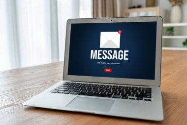 Bilgisayar ekranında rahatça görünen e-posta bildirim iletisi. Dijital pazarlama iletisi bilgi metni iş dünyasından müşteriye