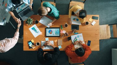 Akıllı proje yöneticisinin üst görüşü, yatırımcı toplantı odasını dinlerken iş adamını pazarlama fikrinden bahsetmeye davet ediyor. Erkek işçi pazarlama planını almaya ve açıklamaya başladı. Cemaat.