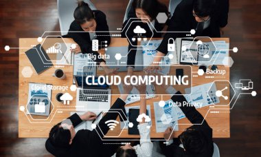 Modern ofis konferans masasında veri kavramlarını vurgulayan dijital grafiklerle birlikte çeşitli iş adamları bulut hesaplama çözümleri üzerinde çalışıyor.