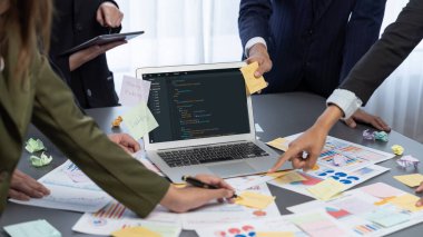 Analizci ekibi yaratıcı ve analitik beyin fırtınası fikri için bilgisayar ekranında BI veri paneli olan yapışkan bir not kullanıyor. Pazarlama stratejisi için finansal veri görselleştirme teknolojisini analiz et. Dahi.