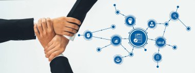 İş ve teknoloji büyümesinin çeşitli yönlerini tasvir eden dijital simgelerin yanı sıra, ortaklığı sembolize eden ellerle çalışan takım çalışmasının dinamik bir temsili. Dostluk