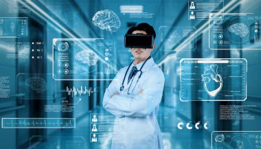 Doktor, yapay zeka ve gelişmiş gerçeklik teknolojisi kullanarak hasta semptomlarını teşhis ederken tıbbi verilere bakıyor. Hastane koridorunda çalışan ve ayakta duran akıllı sağlık hizmetleri. Yaratıcılık.