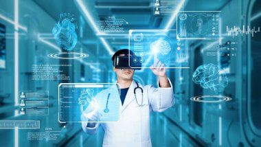 Doktor, semptomları teşhis ederken VR gözlüğü kullanarak tıbbi verilere işaret ediyor. Doktor, insan organı hologramına bakarken laboratuvar önlüğü ve artırılmış gerçeklik gözlüğü takıyor. Sağlık sigortası konsepti. Yaratıcılık.