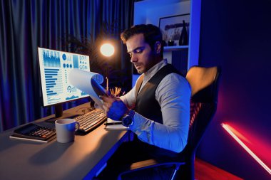 Ciddi derecede zeki bir işadamı, satış kanalı disiplinlerini analiz eden dosya raporu sunar. Neon karanlık ışık odasındaki bilgisayar ekranındaki hedef müşteri grafiğini karşılaştırır. Tahmin et..