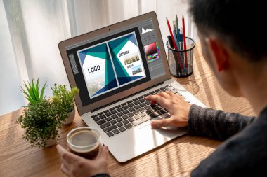 Web sayfasının modern tasarımı ve bilgisayar ekranında gösterilen ticari reklamlar için grafiksel tasarımcı yazılımı