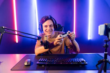 Kontrol kumandalı akıllı oyun flamasının tadını çıkarın. Modern teknoloji siber aydınlatma odasındaki yetenekli oyuncularla akıllı telefon reklamı üzerinden canlı yayın yapın. Bireysel.