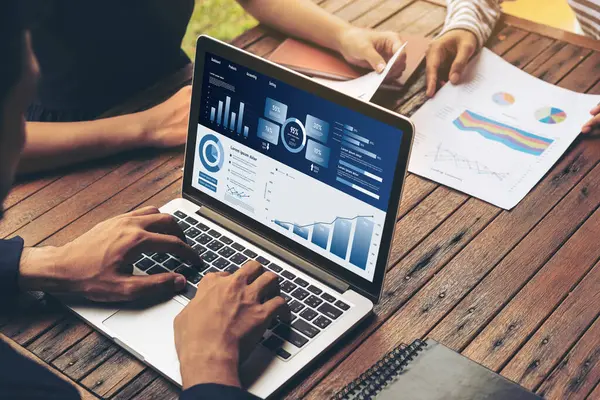 İş veri paneli, pazarlama stratejisi planlaması için iş zekası analizi sunar. Müşteri taleplerini analiz etmek ve iş dünyasının geleceğini önceden görmek için büyük veriler sunulur.