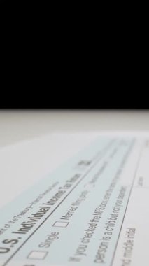 Şirket muhasebecisi veya vergi mükellefleri için boş 1040 vergi formu kağıdının yakın çekim makro çekimi ve vergi sezonu için kalem hazırlama ve mali rapor sunma.