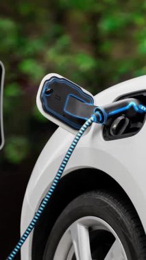 Doğal yeşil araba parkındaki ekolojik temiz enerji şarj istasyonundan gelen fütürist akıllı EV şarj aletinin şarj ettiği elektrikli araba. Alternatif enerji kullanan gelecekçi çevre dostu elektrikli araba. İnceleyin