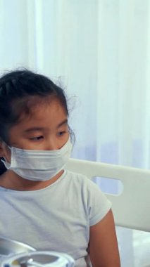 Liseli kız, aşı için yetenekli doktoru hastanede ziyaret ediyor. Covid 19 ve Coronavirus Aşı Merkezi Hizmet Konsepti .