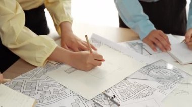 Mimari ve güvenlik mühendisi, modern ofiste doğruluk için mimari belge ve ölçüm aracına dizüstü bilgisayardaki inşaat ayrıntılı planlarını yazar. - Yakın çekim. Tanımlama.