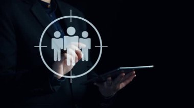 İş adamı müşteri hedef gruplarını belirlemek için verileri analiz eder, pazarlama stratejilerini rafine eder. Her hedef grubun özel ihtiyaçlarını karşılamak için iletiler gönderiliyor. Kullanıcı Kimliği