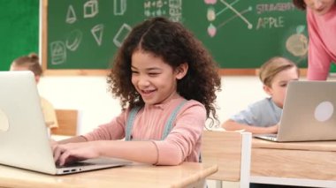 Çekici kız kodlama hızlı BTMM sınıfında kameraya bakarken mutlu öğretmen akıllı çocuk yazılım programını kontrol ediyor. Programlama kodu ve bilgisayar sistemi üzerine çeşitli öğrenci çalışmaları. Pedagoji.