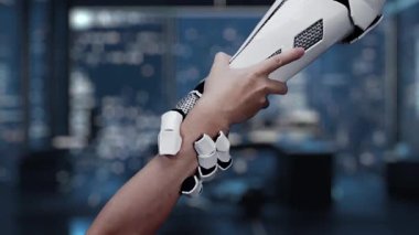 Bir robot el, e-ticaret faaliyetlerini temsil eden çeşitli dijital simgelerle modern bir ortamda bağlantı kurarak, perakende ve çevrimiçi alışverişte teknoloji rolünü vurgular. Auvana