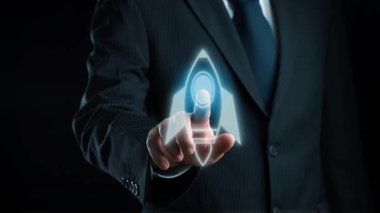 Takım elbiseli bir işadamı, elinde parlayan bir roket ikonu ve çeşitli pazarlama sembolleriyle dijital dünyada büyümeyi, yeniliği ve stratejik başarıyı temsil ediyor. Dörtgen