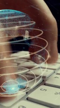 5G kablosuz bağlantı ve sosyal medya kavramını gösteren İnternet ağı modernizasyonunun grafiğiyle çalışan adam .