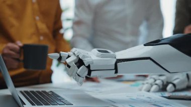 İş planlaması ve analizde profesyonellere yardım eden yapay zeka destekli bir asistanın yer aldığı fütüristik bir çalışma alanı, modern verimlilik ve yeniliğin altını çiziyor. Noogenesis Yapay Zeka