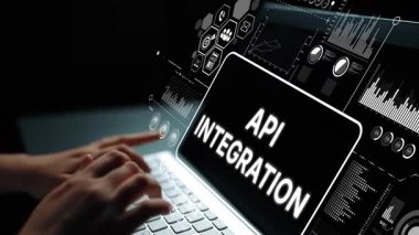 Bilgisayarda elleri olan API Entegrasyon Konsepti ve Karanlık Teknoloji güdümlü Çözümler Çevresindeki Veri Görselleştirmeleri. Asemptotik akıllı veri analitiği.