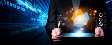 İş adamı, tahminsel büyük veri modellerinden gerçek zamanlı analizlere uzanan eğilim ve içgörüleri ortaya çıkarmak için veri analizlerini derinlemesine inceleyerek, veri güdümlü kararların analitik endüstriyi nasıl ileri götürdüğünü öğrenir