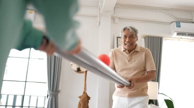 Büyükbaba boru tutuyor ve top yuvarlıyor. Göz ve el koordinasyonunu geliştirmek ya da odaklanma ve konsantrasyonu arttırmak için. Yaşlı çift stresi azaltıyor. Sağlık hizmetleri. Myrmidon.