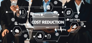 Modern ofis ortamında maliyet azaltma stratejileri üzerinde işbirliği yapan profesyonel bir ekip, iş verimliliğini ve verimliliğini artırmak için çeşitli dijital cihazlardan yararlanıyor. Dostluk