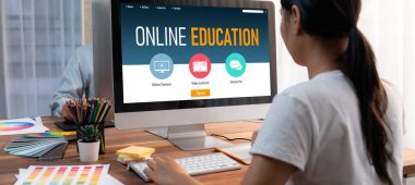 İnternet ağında öğrencilerin çalışabilmesi için canlı yazılımlı e-öğrenme sitesi