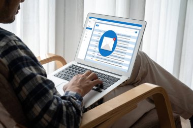 Bilgisayar ekranında rahatça görünen e-posta bildirim iletisi. Dijital pazarlama iletisi bilgi metni iş dünyasından müşteriye