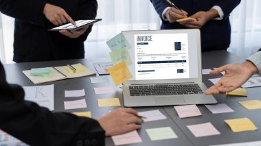 Muhasebe uygulamasından gelen fatura bilgisayar ekranında. Şirket işlerinin finans ve bütçesi için bilgisayar programı. canlı.