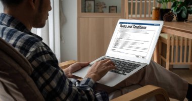 Dijital yasal sözleşme, gelecekteki iş anlaşmalarının imzalanması için gerekli koşulları ve şartları bilgisayar ekranında sunar.