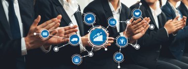 İş adamları, arka planda pazarlama, iletişim ve büyüme stratejilerini temsil eden dijital simgelerle konferans ortamında alkışlıyorlar.