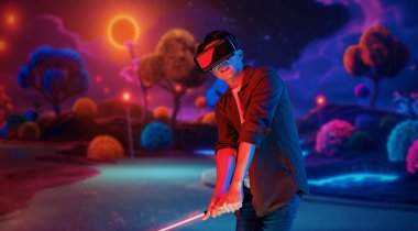 Metaverse 'te golf oynarken VR gözlük takan yetenekli bir oyuncu ya da mor gökyüzü olan golf sahası. Simülasyon dünyasına girerken spor yapan çekici bir golfçü ya da sporcu. Yaratıcılık.