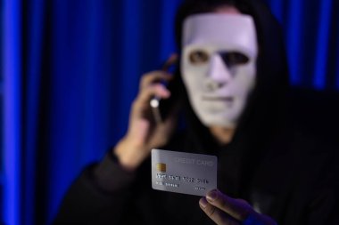 Kredi kartı sahibini arayıp gizli bilgilerle tehdit etmek için beyaz suçlu maskesi. Tüm veritabanları, güvenlik ihlali yapmaya çalışarak şifre şifreleme yapmak için. Bireysel.