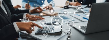 Profesyonel bir toplantıda etik ve uyum üzerinde duruldu, dijital hukuk ve adalet simgelerine sahip bir hesap makinesi sergilendi, modern ofis ortamında takım çalışması ve karar verme mekanizması vurgulandı. Dostluk